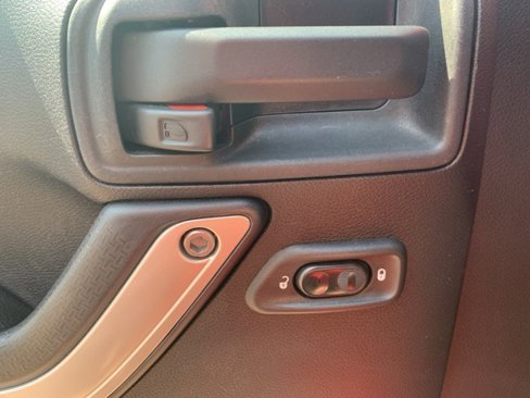 Used 2015 Jeep Wrangler Unlimited Sahara w/ Connectivity Group image 12