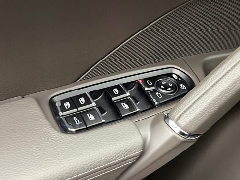 Used 2017 Porsche Cayenne Platinum Edition image 26