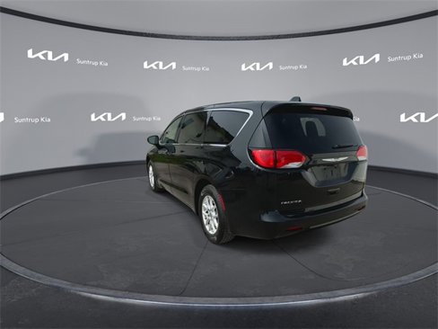 Used 2017 Chrysler Pacifica LX image 16