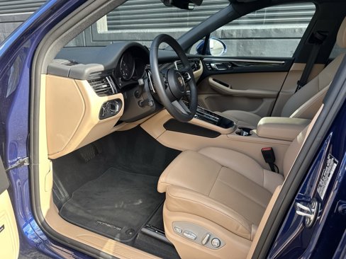 Certified 2025 Porsche Macan image 4