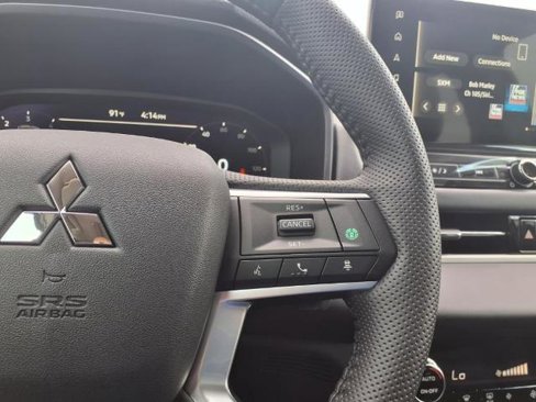 New 2025 Mitsubishi Outlander SE image 16