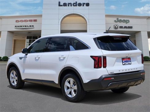 Used 2022 Kia Sorento LX image 4