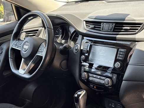 Used 2020 Nissan Rogue SV w/ Premium Package image 25