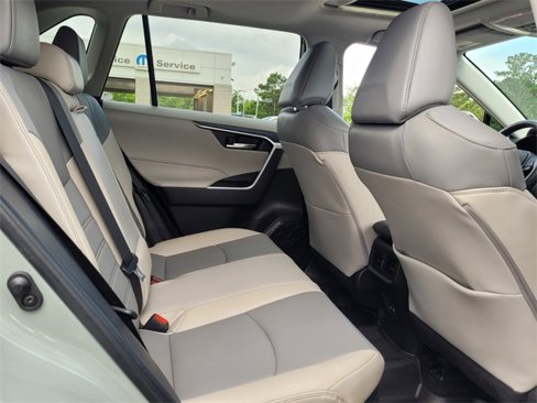 Used 2022 Toyota RAV4 XLE Premium image 18