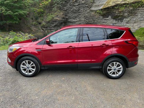 Used 2019 Ford Escape SE image 2