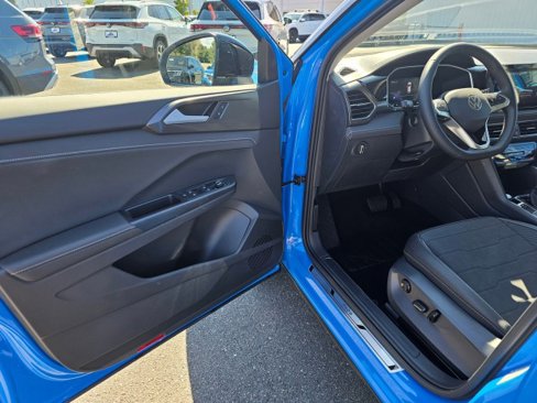 New 2025 Volkswagen Taos SE image 30