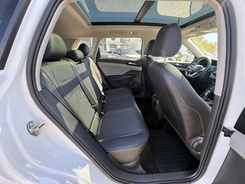 Certified 2022 Volkswagen Taos SE image 23