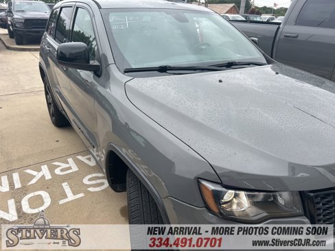 Used 2019 Jeep Grand Cherokee Laredo image 1