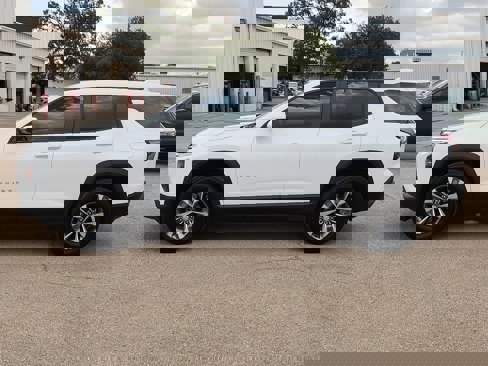 Used 2025 Chevrolet Equinox LT w/ Safety and Technology Package image 2