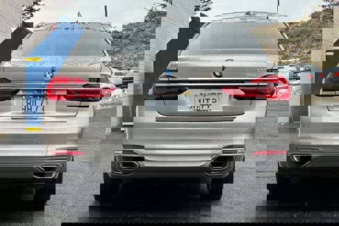 Used 2016 BMW 740i image 8