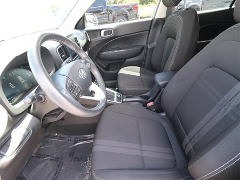 Used 2024 Hyundai Venue SEL image 2