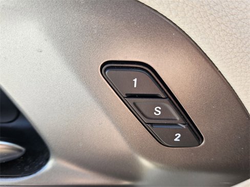 Used 2023 Chrysler Pacifica Touring-L image 12