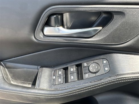 Used 2024 Nissan Rogue SV image 34