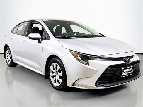 Used 2024 Toyota Corolla LE image 3