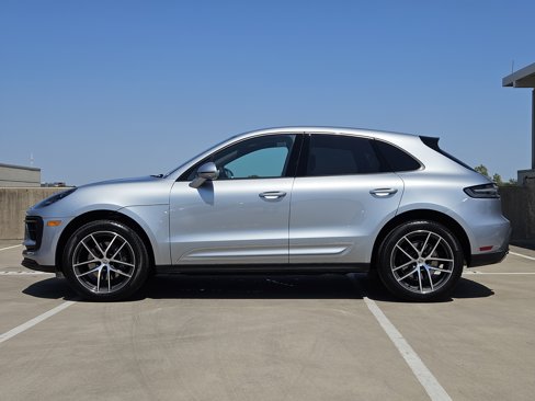 Certified 2025 Porsche Macan image 2