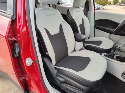 Used 2019 Jeep Compass Latitude image 32