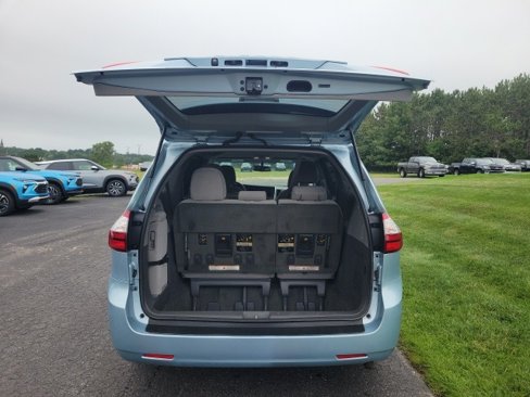 Used 2015 Toyota Sienna LE image 10