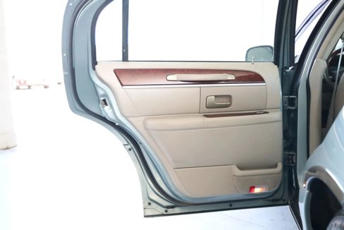 Used 2005 Lincoln Town Car Signature Limited image 16