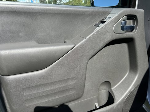 Used 2016 Nissan Frontier SV image 15
