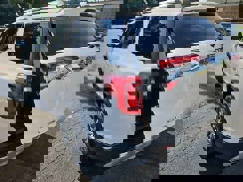 Used 2023 GMC Acadia SLT image 10