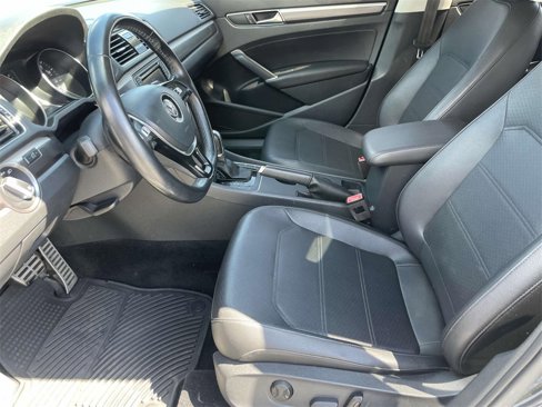 Used 2018 Volkswagen Passat 2.0T R-Line image 18