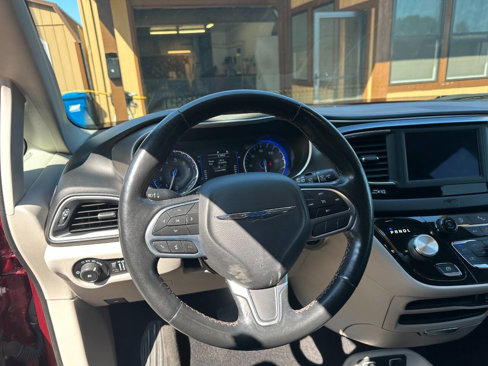 Used 2020 Chrysler Pacifica Touring-L image 13