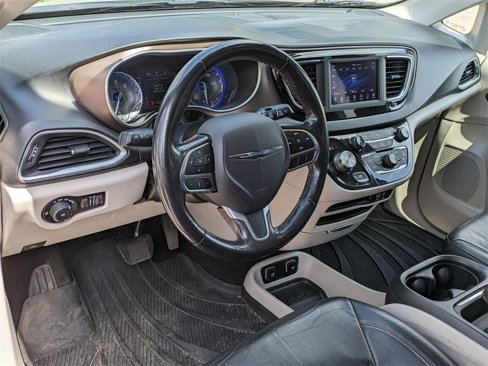 Used 2019 Chrysler Pacifica Touring-L image 11