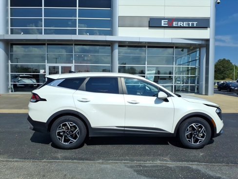 Used 2023 Kia Sportage LX image 2
