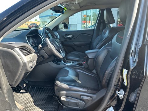 Used 2017 Jeep Cherokee Trailhawk image 11
