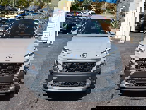 Used 2023 Hyundai Kona SE image 2