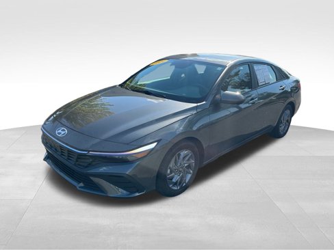 Used 2024 Hyundai Elantra SEL image 3