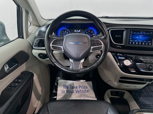 Used 2019 Chrysler Pacifica Touring-L image 20