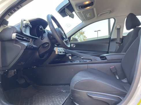 Used 2022 Hyundai Elantra SE image 15