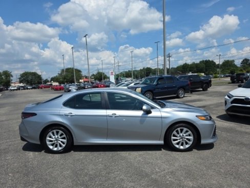 Used 2024 Toyota Camry LE image 3