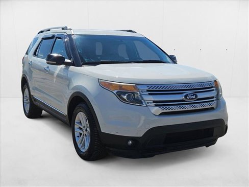 Used 2012 Ford Explorer XLT w/ Class III Trailer Tow Pkg image 3
