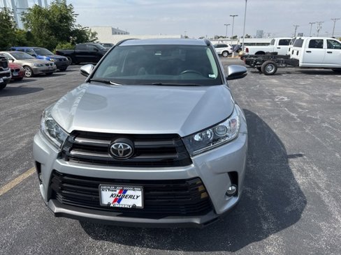 Used 2017 Toyota Highlander SE image 1