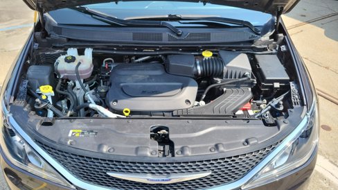 Used 2019 Chrysler Pacifica Touring-L image 39