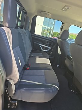 Used 2022 Nissan Titan SV image 11
