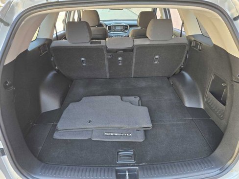 Used 2016 Kia Sorento LX image 11