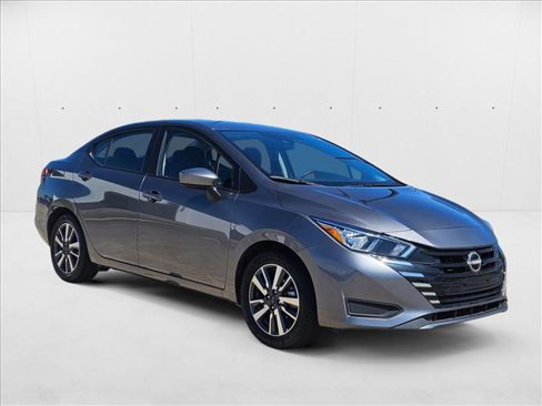 Used 2023 Nissan Versa SV image 3