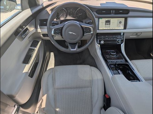 Used 2020 Jaguar XF Prestige image 8