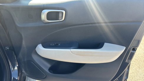 Used 2020 Hyundai Venue image 35