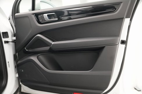 Used 2022 Porsche Cayenne w/ Premium Package image 38