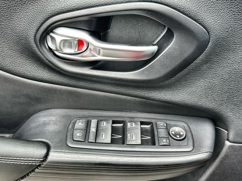Used 2016 Jeep Cherokee Limited image 15