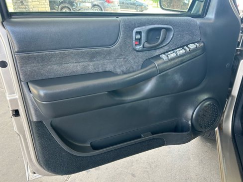 Used 2002 Chevrolet Blazer LS w/ Preferred Equipment Group image 9