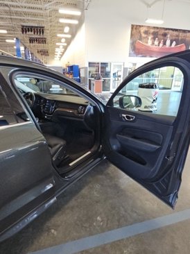 Used 2022 Volvo XC60 B5 Momentum image 37