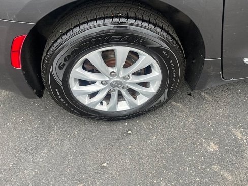 Used 2017 Chrysler Pacifica Touring-L image 9