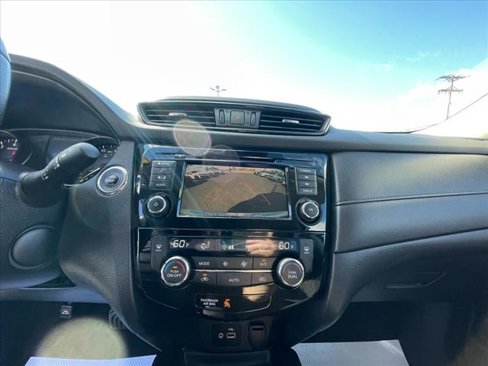 Used 2020 Nissan Rogue SV image 17