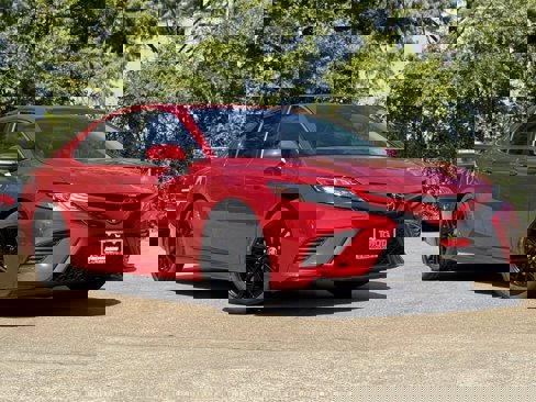 Used 2019 Toyota Camry SE image 2