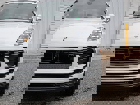 Certified 2025 Porsche Macan image 12